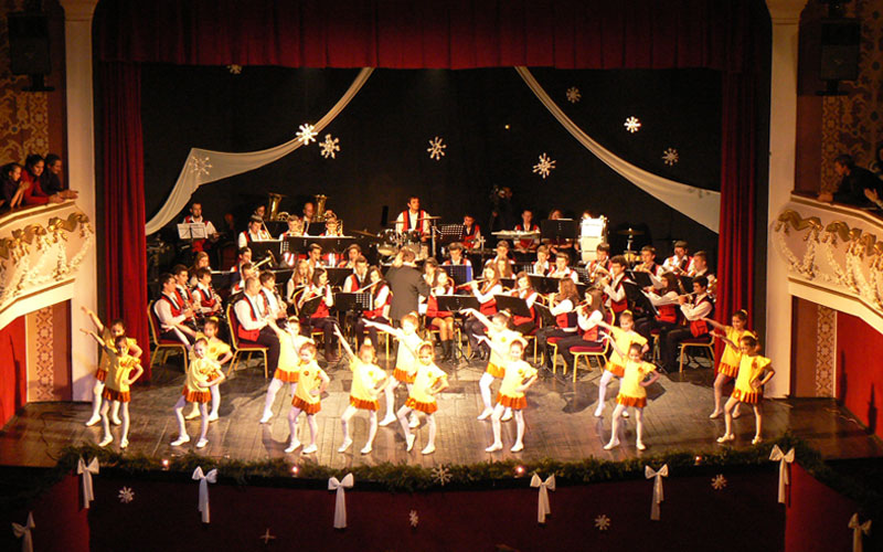 The Brass and Reed Band & The majorette group of Kézdivásárhely's Youth Club